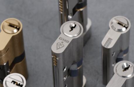 Изменение цилиндра на дверной замок на витрине